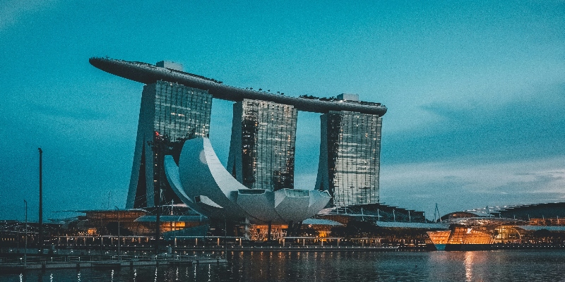 The stunning Marina Bay skyline, with its iconic architecture and vibrant lights, creates a spectacular waterfront experience.