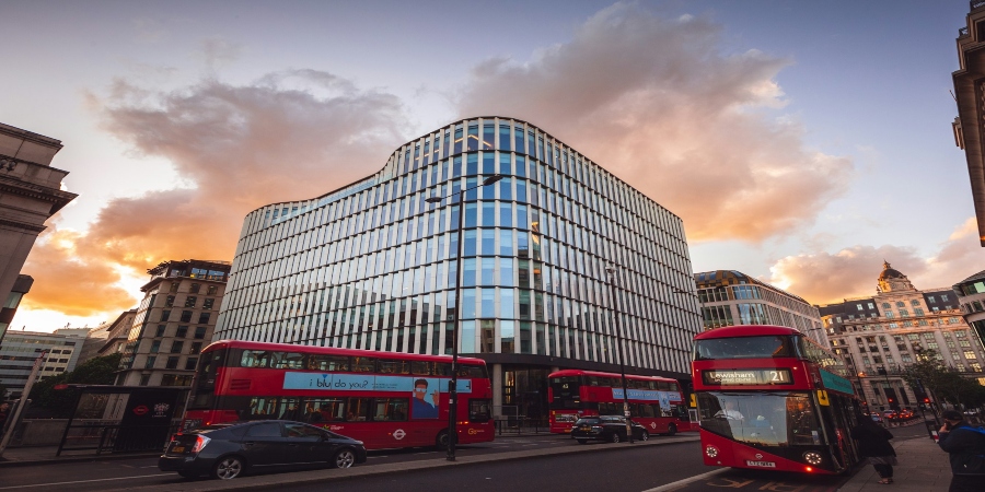 Experience the vibrant energy of London’s busy streets, bustling with life and iconic landmarks—where every corner tells a story