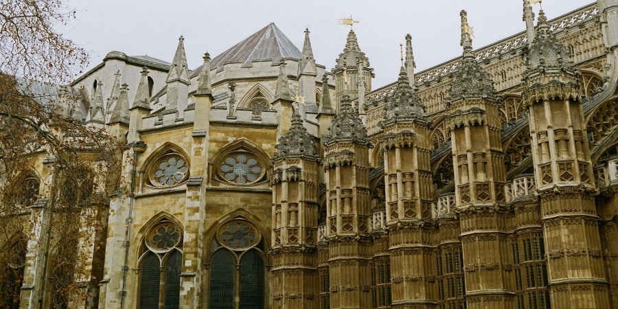 Marvel at the grand Westminster Abbey—its stunning Gothic architecture and historical significance, easily visited with London hop-on hop-off tours.