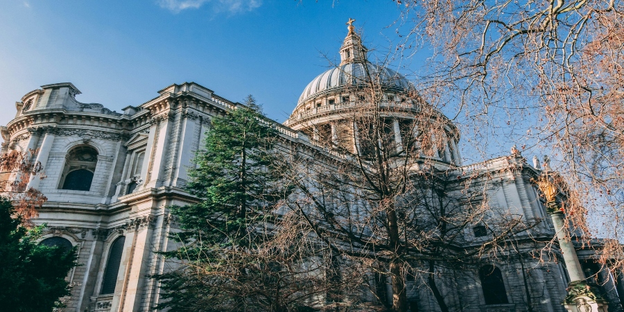 Admire the beauty of St. Paul’s Cathedral with its iconic dome and stunning architecture, a masterpiece in the heart of London.