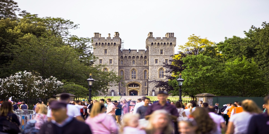 Discover the elegance of Windsor Castle, an iconic symbol of British royalty, while exploring with London hop-on hop-off tours.