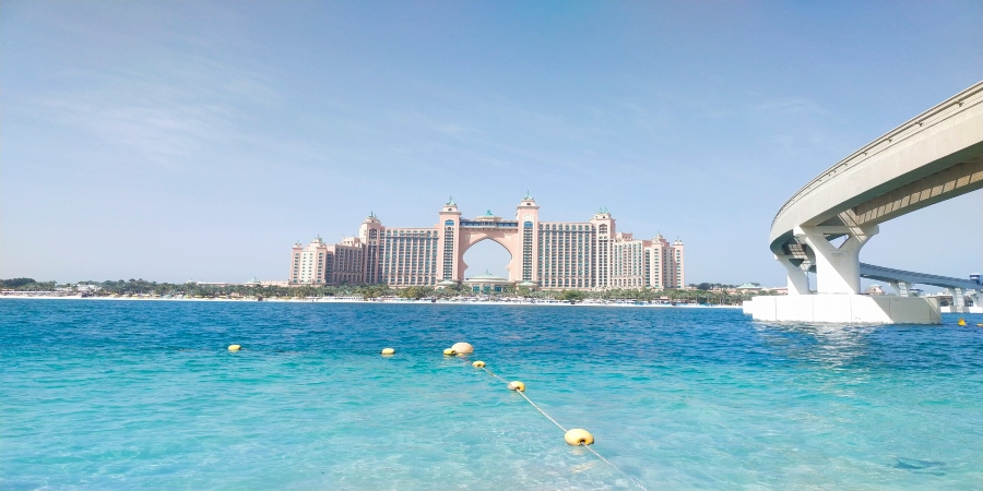 A stunning view of Atlantis The Palm, with its iconic architecture and grandeur standing majestically on Dubai’s Palm Jumeirah.