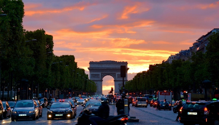 Vehicles near Arc de Triomphe