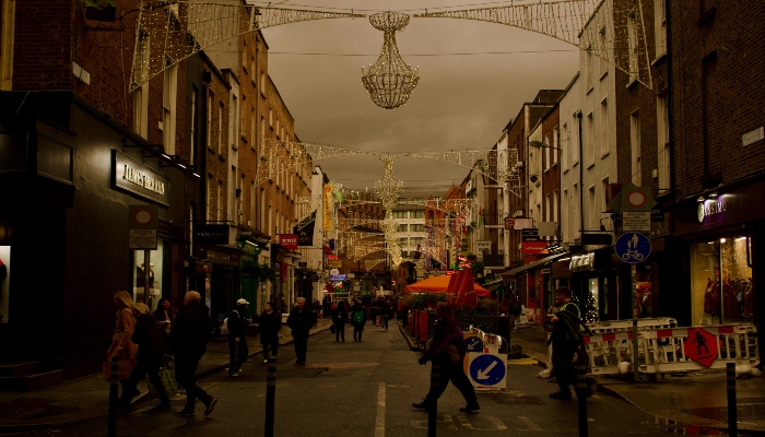 An image of Dublin street and its passers by on a gloomy day.