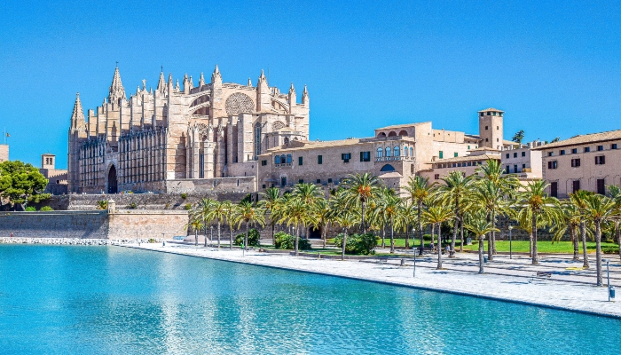 Palau de l'Almudaina, one of the top attractions to visit by Mallorca city bus tour.