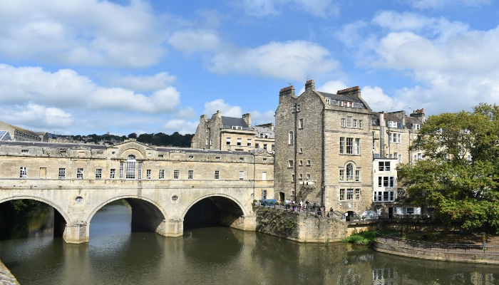 Pulteney Bridge, a beautiful viewpoint cum attraction to visit in Bath, UK.