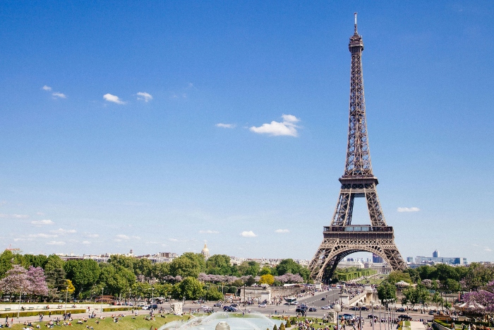 Classic daytime view of the Eiffel Tower rising over the Trocadéro fountains and gardens, perfect for promoting a Tootbus Paris tour itinerary.
