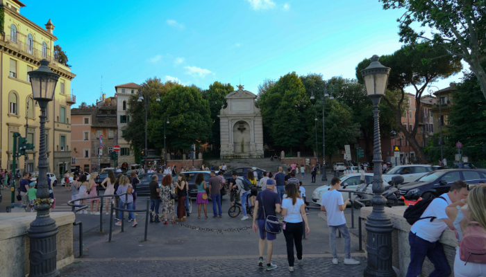 Crowds in the streets of Rome at the time of Easter.