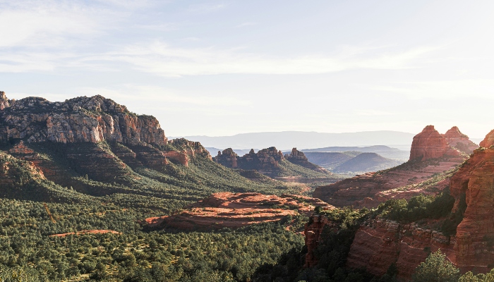 Sedona’s iconic sandstone cliffs and desert valley views, a trending summer destination in the US Southwest.