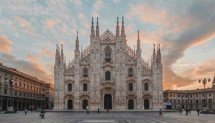 Front view of the Duomo di Milano in Piazza del Duomo, one of the iconic landmarks covered by both City Sightseeing Milan and Milan Open Tour.