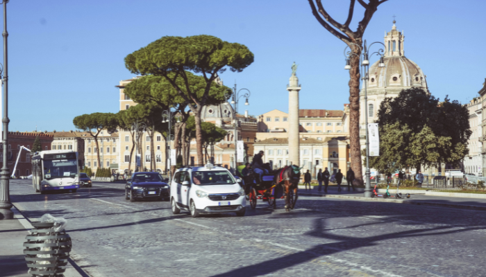Passengers viewing Rome’s historic domed churches from a hop-on hop-off sightseeing bus